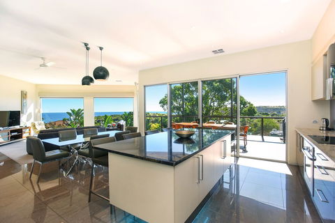 Lavina Luxury Beach House - Accommodation Gladstone 3
