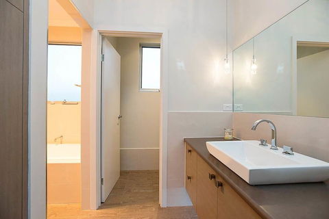 Lavina Luxury Beach House - Accommodation Gladstone 4