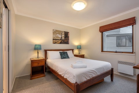 Absinthe - Accommodation Gladstone 2