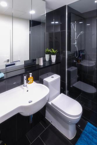 Waterfront Apartments Marinaquays Apt 221 & Apt 234 - Accommodation Gladstone 5