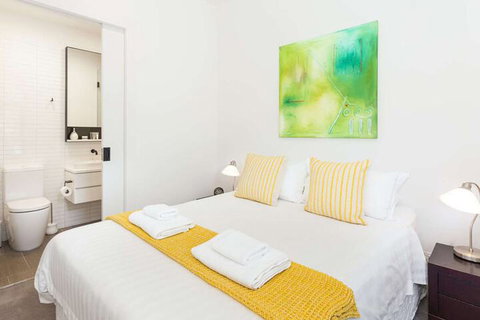 Class, Style And Location In Carlton - Accommodation Gladstone 6