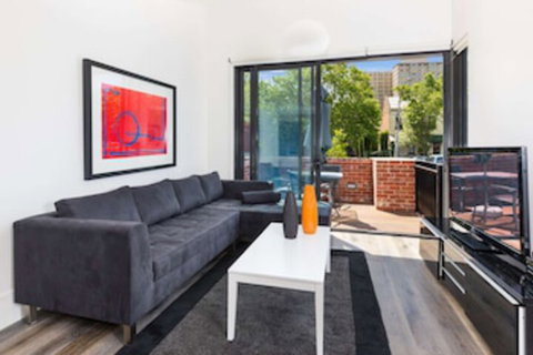 Class, Style And Location In Carlton - Accommodation Gladstone 0