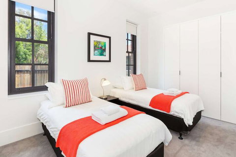 Class, Style And Location In Carlton - Accommodation Gladstone 5