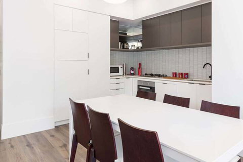 Class, Style And Location In Carlton - Accommodation Gladstone 3