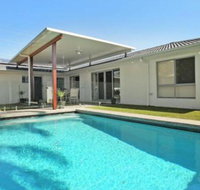 Palm 95 Modern 4 BDRM Home with Pool - Accommodation Gladstone