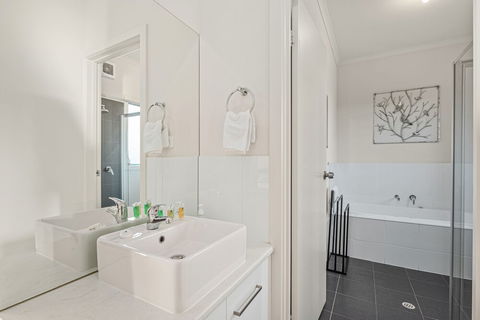 Oceans Eight - Accommodation Gladstone 2