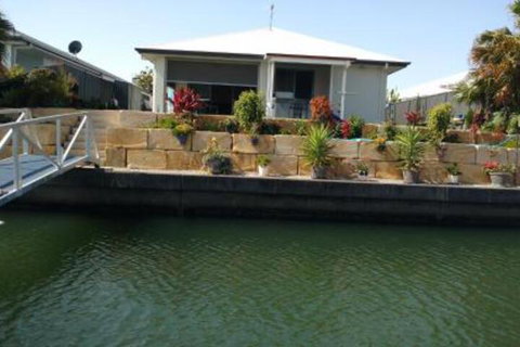 M & Ts Waterfront Bed & Breakfast - Accommodation Gladstone 0