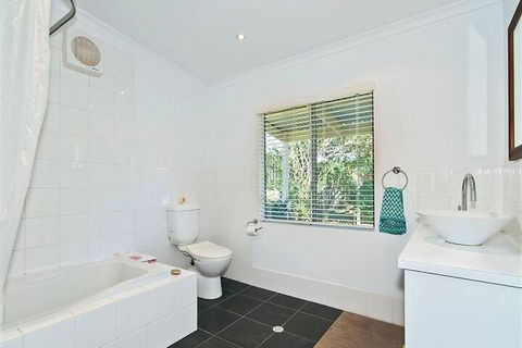 Boat House - Accommodation Gladstone 4