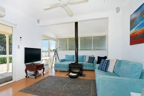 Boat House - Accommodation Gladstone 1