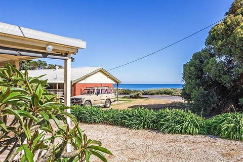 Boat House - Accommodation Gladstone 5