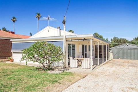 Boat House - Accommodation Gladstone 0