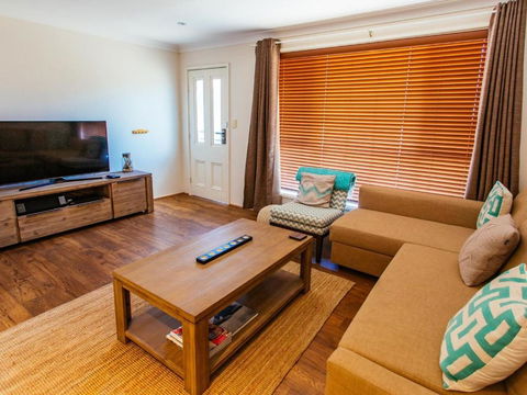 Sunbaker Beach House 4 Mins To Beach Pet Friendly With Fire Pit - Accommodation Gladstone 1