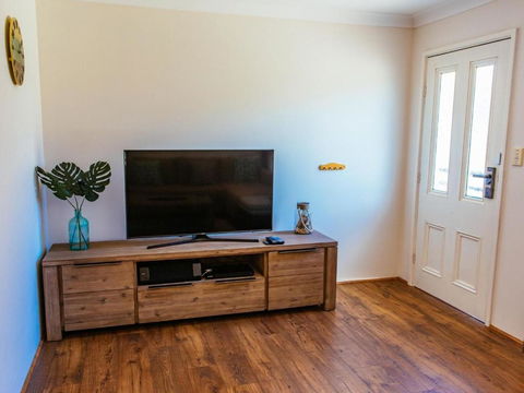 Sunbaker Beach House 4 Mins To Beach Pet Friendly With Fire Pit - Accommodation Gladstone 2