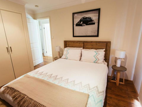 Sunbaker Beach House 4 Mins To Beach Pet Friendly With Fire Pit - Accommodation Gladstone 3