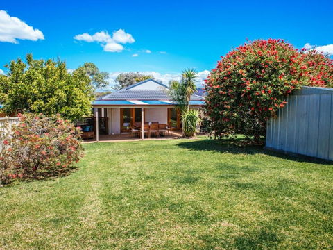 Sunbaker Beach House 4 Mins To Beach Pet Friendly With Fire Pit - Accommodation Gladstone 6