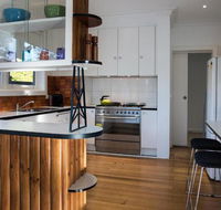 Main Retreat  Cottage - Accommodation Gladstone