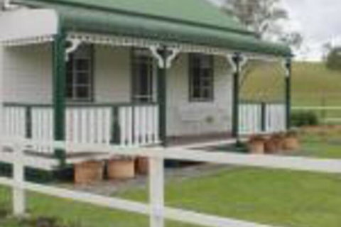 The Dollhouse Cottage - Accommodation Gladstone 0