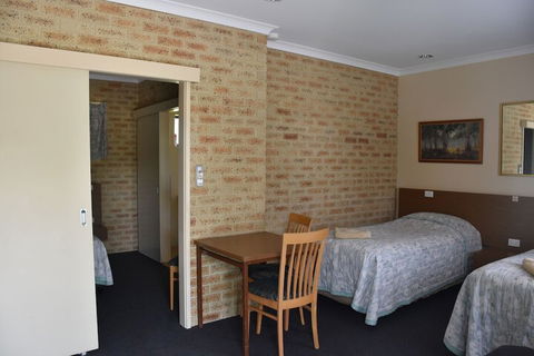 Valley Views Motel & Chalets - Accommodation Gladstone 2