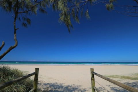 A Deluxe Swim Up Drift Apartments South - Accommodation Gladstone 0