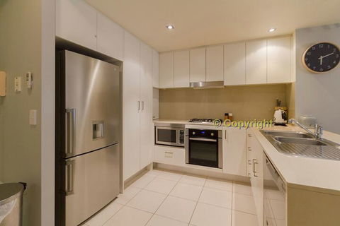 A Deluxe Swim Up Drift Apartments South - Accommodation Gladstone 3