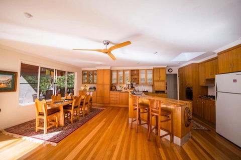 The Tree House. Treetop Living Near The Ocean Coolum Beach QLD Australia - Accommodation Gladstone 3