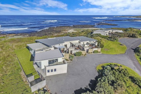 HEARNS BEACHSIDE VILLA 2 - Accommodation Gladstone 0
