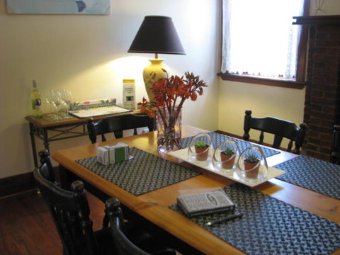 Art Deco Cottage - Accommodation Gladstone 4