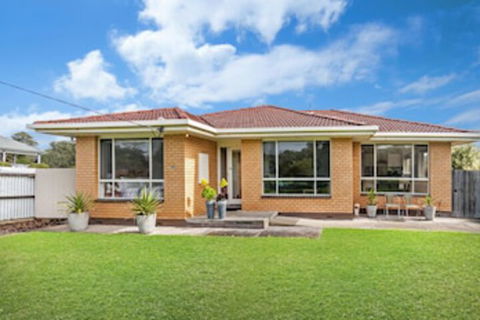HAKUNA MATATA (No Worries) - Accommodation Gladstone 0