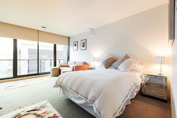 CELESTE, 1BDR East Melbourne Apartment - Accommodation Gladstone 0