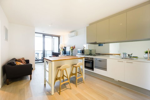 EVA, 1BDR Melbourne Apartment - Accommodation Gladstone 2