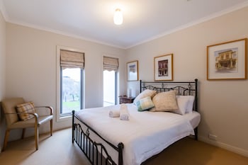 JASMINE, 2BDR Port Melbourne House - Accommodation Gladstone 0