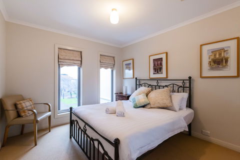 JASMINE, 2BDR Port Melbourne House - Accommodation Gladstone 1