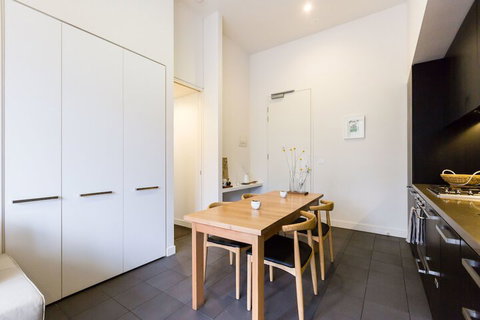 GEORGE, 1BDR North Melbourne Apartment - Accommodation Gladstone 2
