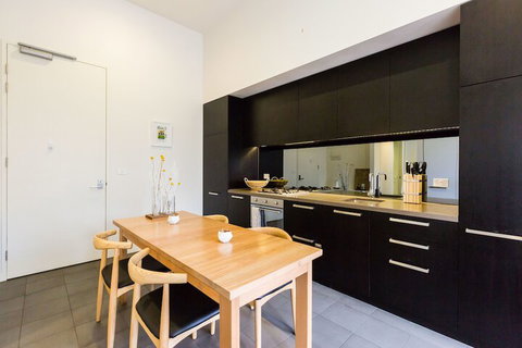 GEORGE, 1BDR North Melbourne Apartment - Accommodation Gladstone 3