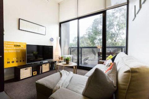 GEORGE, 1BDR North Melbourne Apartment - Accommodation Gladstone 0