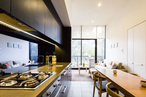 GEORGE, 1BDR North Melbourne Apartment - Accommodation Gladstone 4
