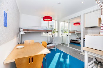 HENRIETTA, Carlton Studio Apartment - Accommodation Gladstone 0