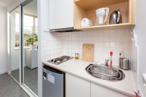 HENRIETTA, Carlton Studio Apartment - Accommodation Gladstone 1
