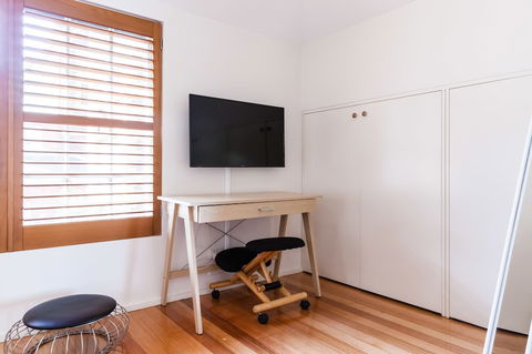 VERA, 1BDR South Melbourne Apartment - Accommodation Gladstone 2