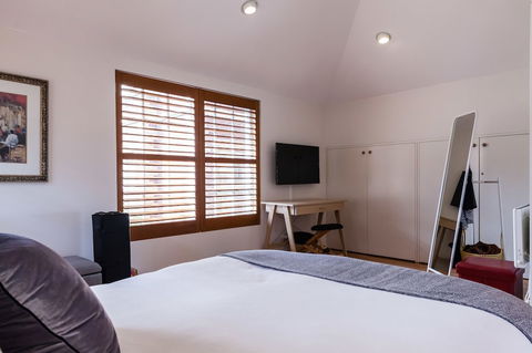 VERA, 1BDR South Melbourne Apartment - Accommodation Gladstone 0