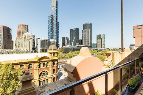 BELLE, 2BDR Melbourne Apartment - Accommodation Gladstone 1
