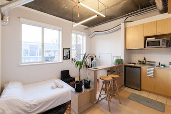 LUCINDA, Carlton Studio Apartment - Accommodation Gladstone 0