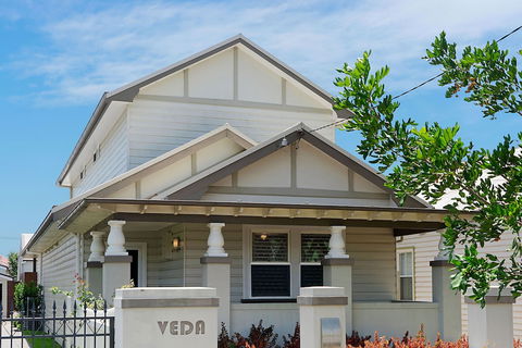 Newcastle Executive Homes - Veda House - Accommodation Gladstone 1