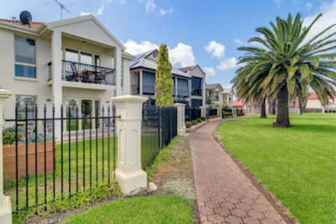 Port Adelaide Harbourside Home - Accommodation Gladstone 0