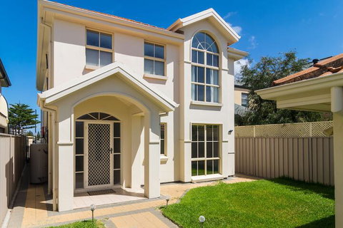 Port Adelaide Harbourside Home - Accommodation Gladstone 1