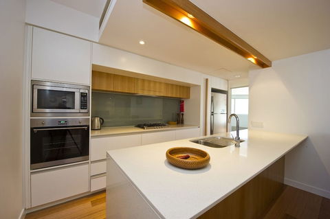 Maggies Beachfront Apt. 6 - Accommodation Gladstone 1
