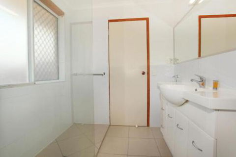 2 Eastern Court Mount Coolum 400 DOLLAR BOND Pet Friendly LINEN INCLUDED - Accommodation Gladstone 0