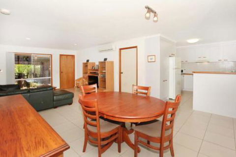 2 Eastern Court Mount Coolum 400 DOLLAR BOND Pet Friendly LINEN INCLUDED - Accommodation Gladstone 6