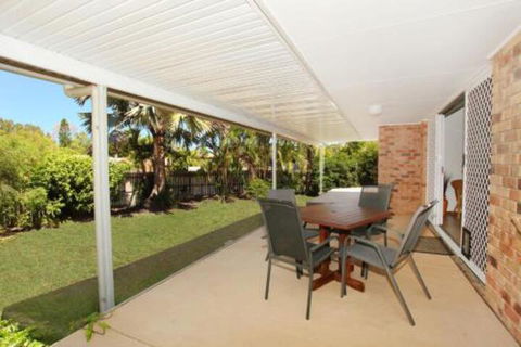 2 Eastern Court Mount Coolum 400 DOLLAR BOND Pet Friendly LINEN INCLUDED - Accommodation Gladstone 3