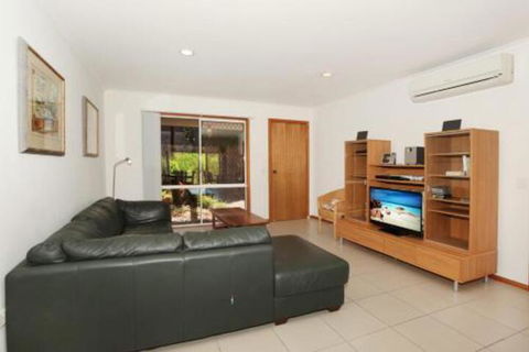 2 Eastern Court Mount Coolum 400 DOLLAR BOND Pet Friendly LINEN INCLUDED - Accommodation Gladstone 1